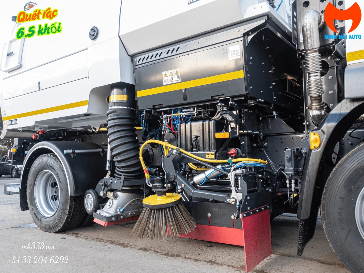 Xe quét đường Bucher MaxPowa V65 nhìn góc ba phần tư bên phải, thấy rõ cabin DAF và thùng chứa phía sau