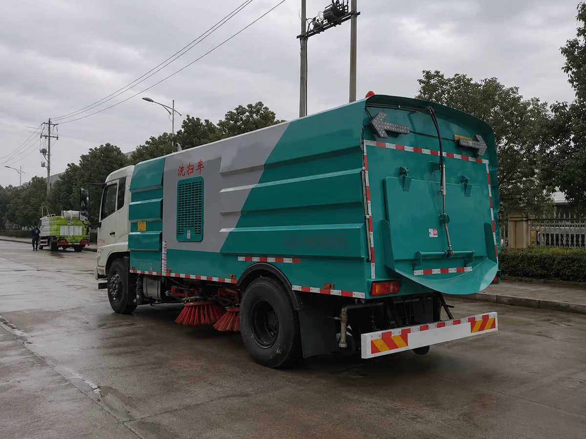 xe quét đường Dongfeng đang vận hành trên đường đô thị hoặc khu công nghiệp