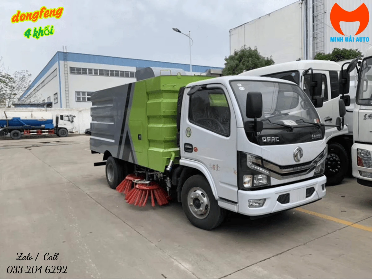 Xe quét đường hút bụi Dongfeng 4 khối nhìn góc ba phần tư phía trước, thấy rõ cụm chổi quét đỏ phía trước