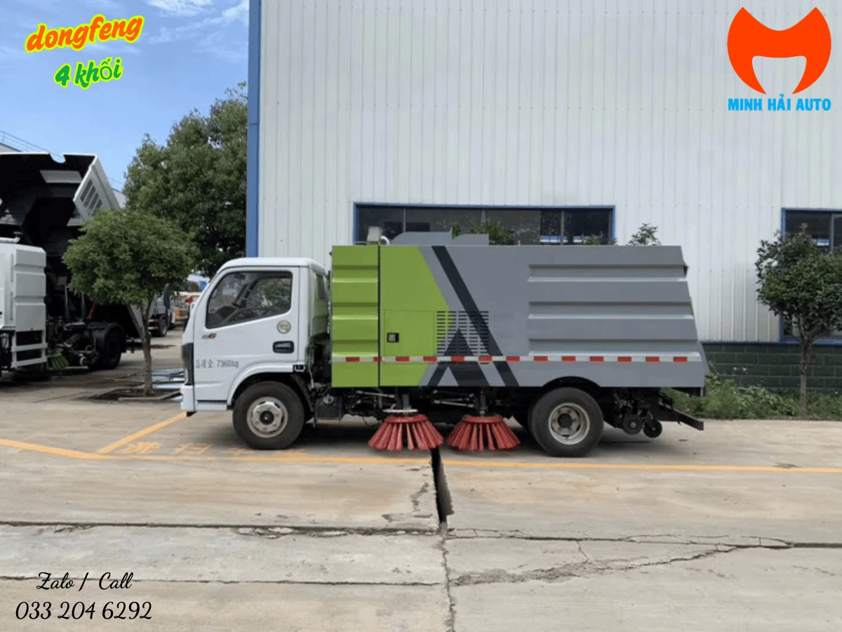 Xe quét đường Dongfeng 4 khối nhìn ngang, thấy rõ thùng rác, cụm chổi quét giữa hai cầu và miệng hút phía sau