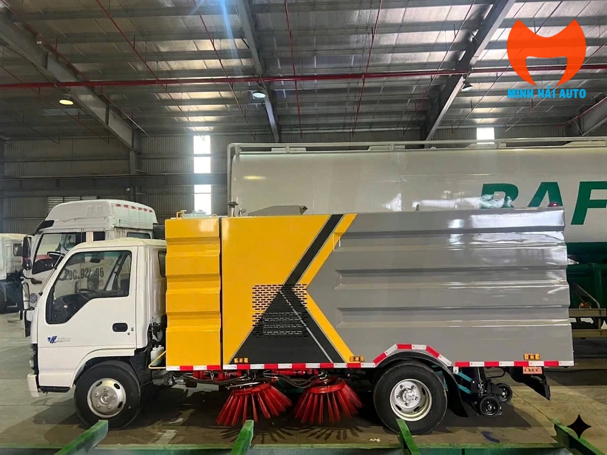 Xe quét đường nhìn ngang với cụm chổi bên