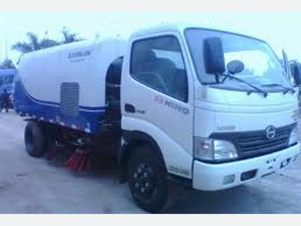 Xe tải Hino gắn thiết bị quét hút đường cỡ nhỏ nhìn từ phía trước bên phải