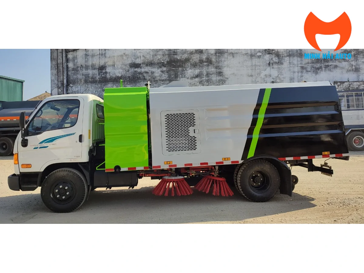 Thân xe quét đường Hyundai và chổi gom bên hông