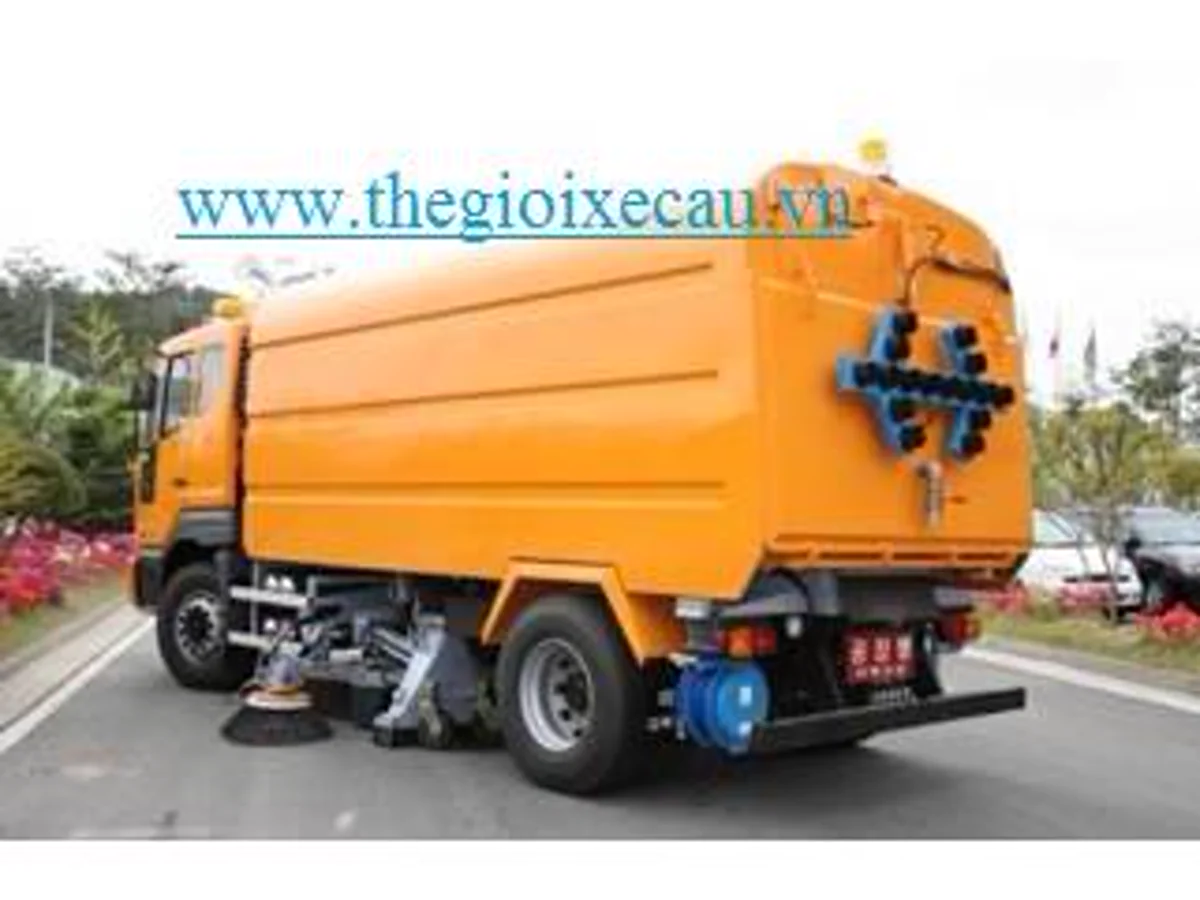 Xe quét đường thùng màu cam nhìn từ góc sau, có chổi gom và cụm cửa hút