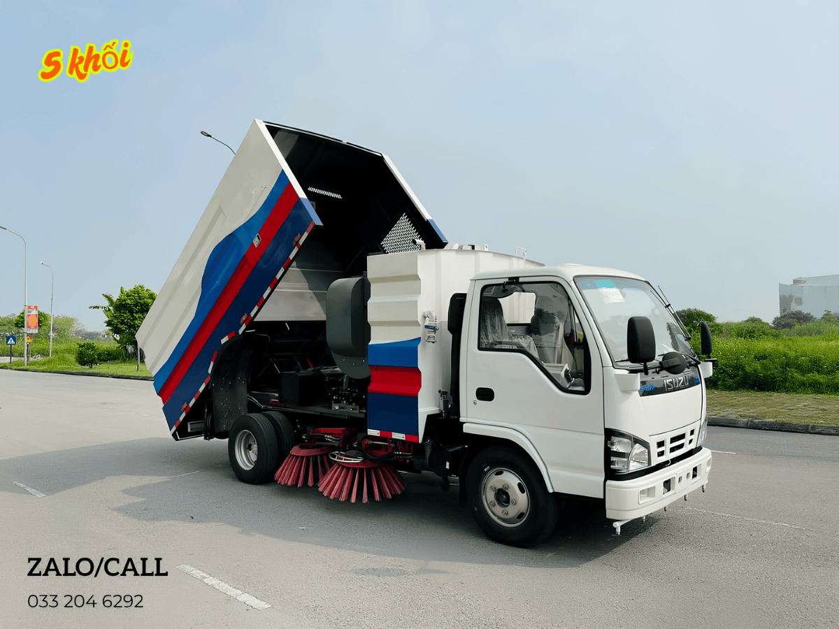Xe quét đường isuzu 5 khối đang làm việc tại một khu công nghiệp.