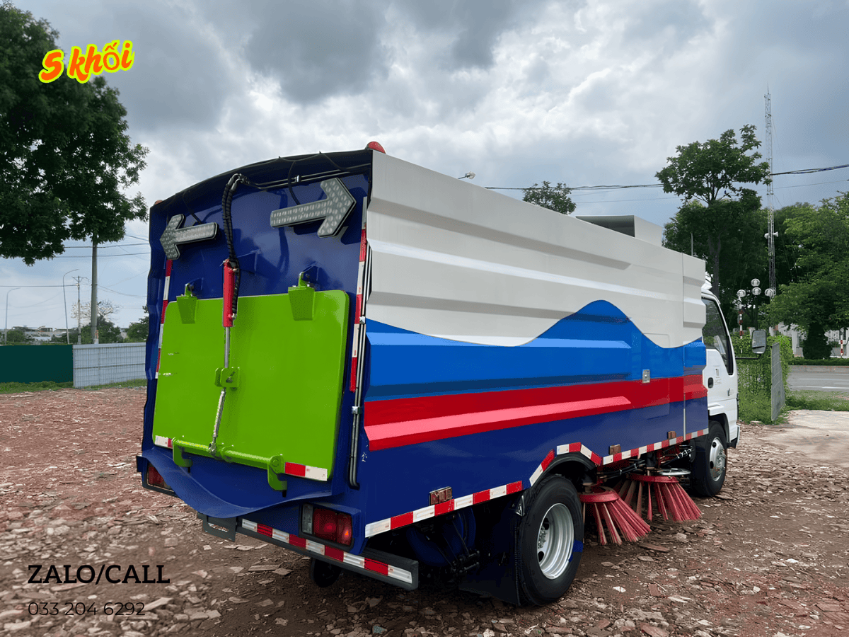 Xe quét đường isuzu 5 khối sẵn sàng bàn giao cho khách hàng tại kho của Minh Hải.