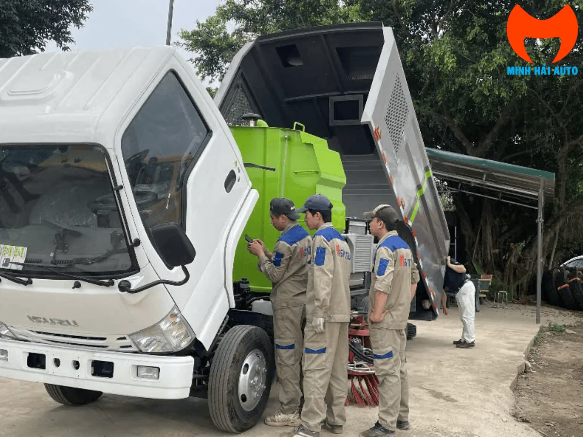 Cabin xe quét Isuzu được lật và thùng nâng khi kiểm tra bảo dưỡng