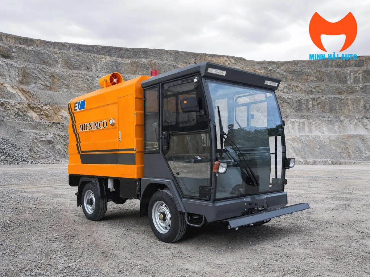 Xe quét mini chạy điện với cụm chổi phía trước trên mặt sân rộng