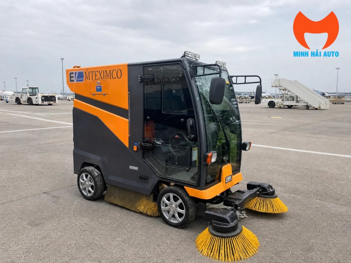 Xe quét đường mini chạy điện màu cam nhìn từ phía trước bên phải