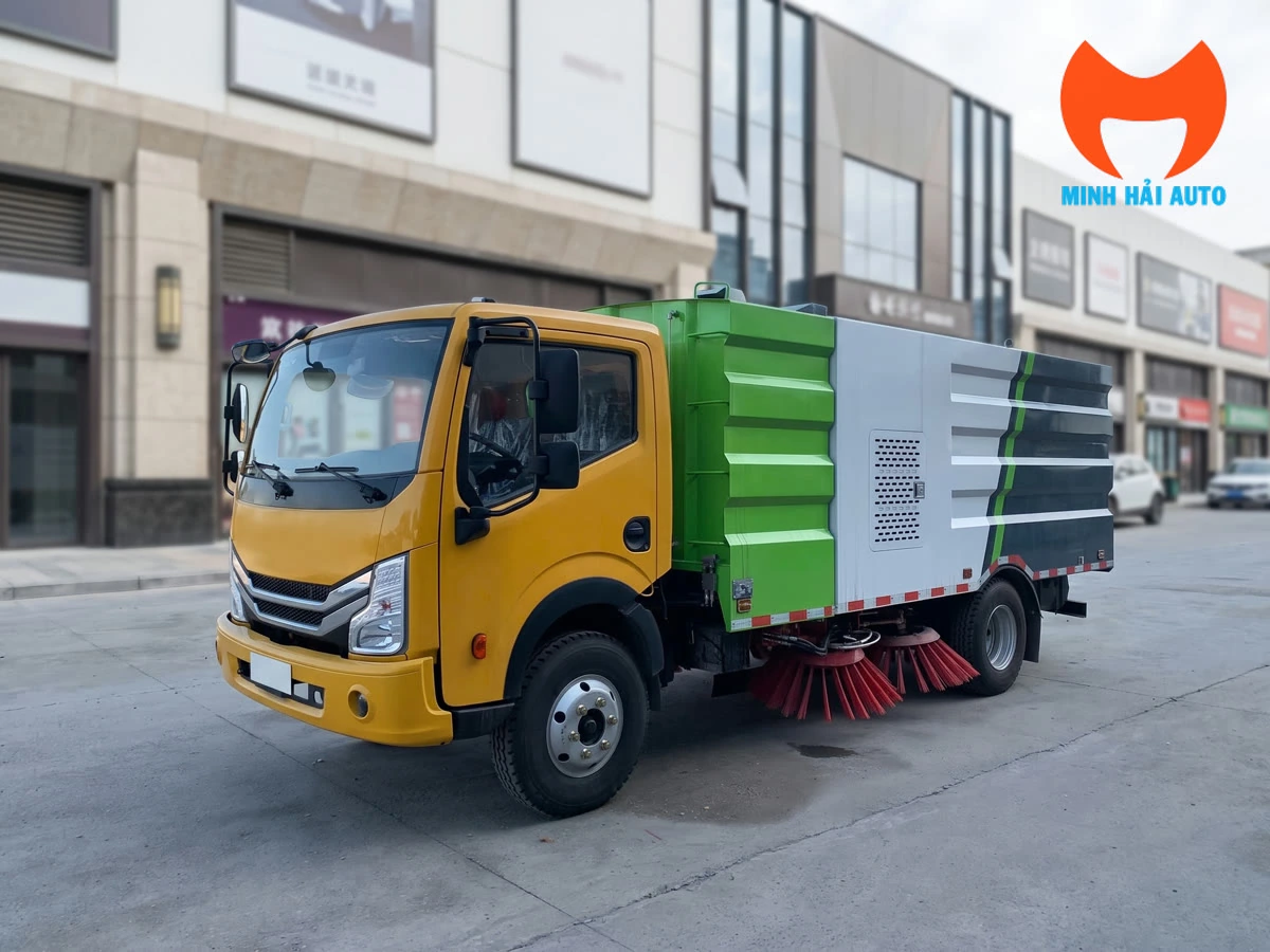 Góc trước xe quét đường Dongfeng 5 khối với khoang động cơ phụ và cụm chổi quét