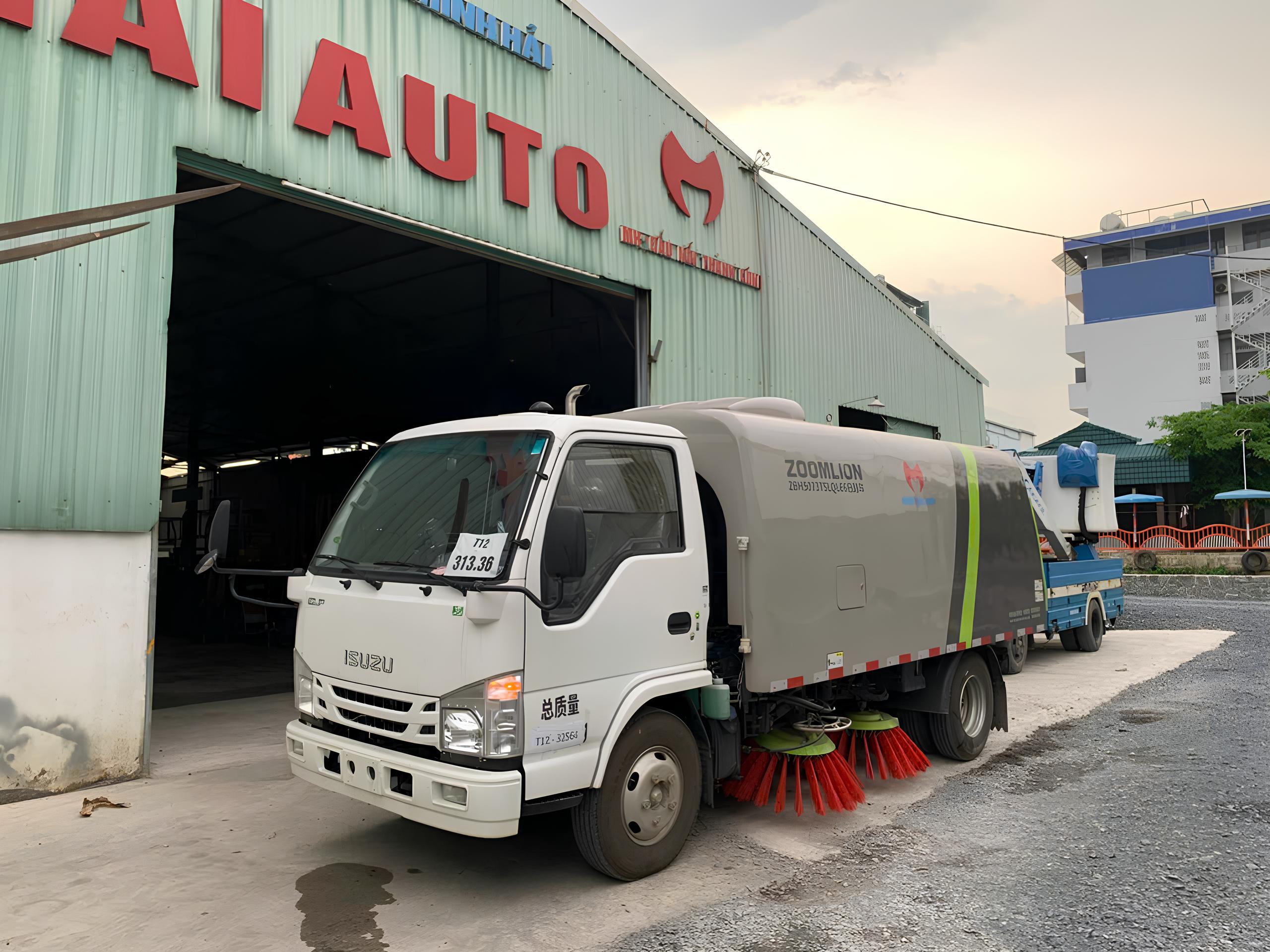 Xe quét hút bụi Isuzu 5 khối Zoomlion ZLJ5073TSLQLE5 bền bỉ.