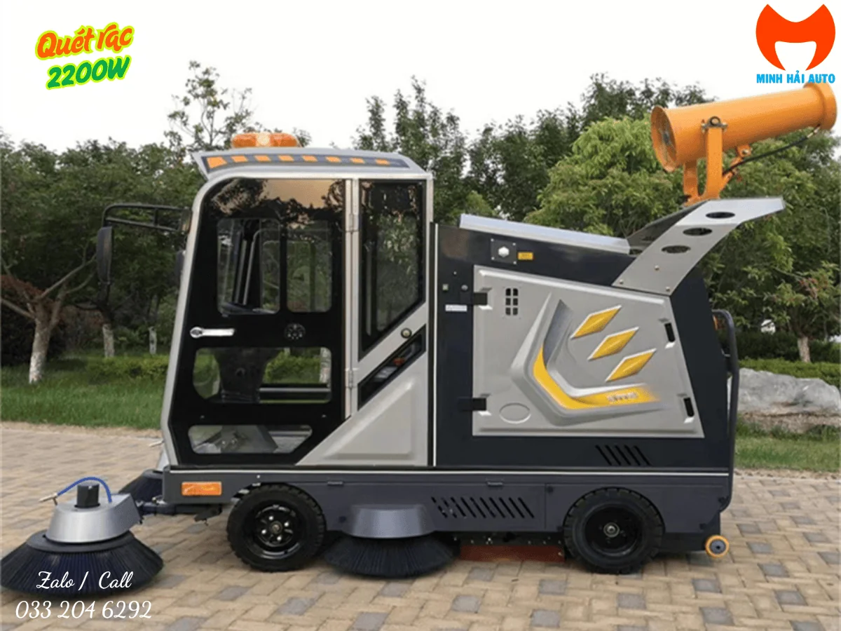 Xe quét rác ngồi lái nhìn ngang với cabin, chổi bên và cụm phun phía sau