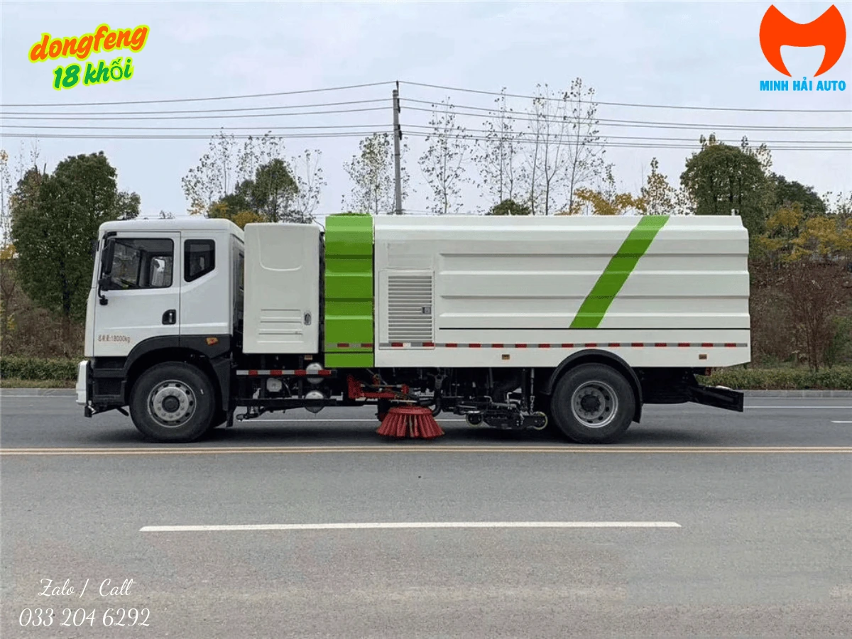 Xe quét rửa đường Dongfeng 18 tấn nhìn ngang khi vận hành