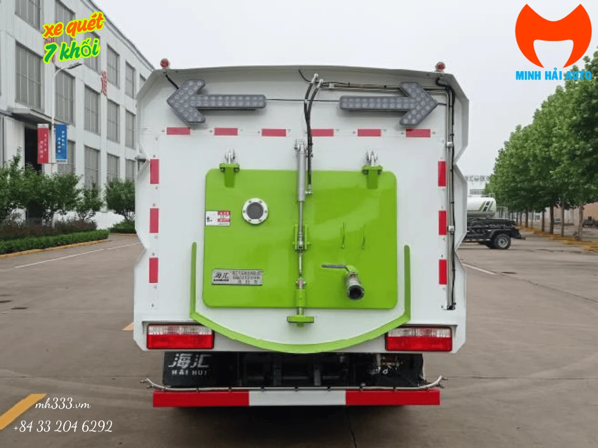 Đuôi xe quét rửa đường RHH5070TXSEQ6 nhìn chính diện, thấy cửa xả sau, đèn tín hiệu mũi tên và dàn phun