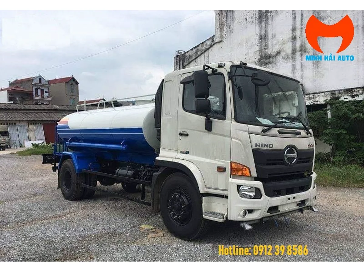 Xe phun nước Hino FG8JJ7A 9 khối cabin trắng, bồn trắng xanh nhìn từ góc trước