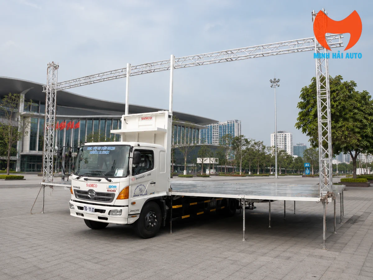 Xe sân khấu lưu động Hino FG 82.5m2 sàn thủy lực tự động