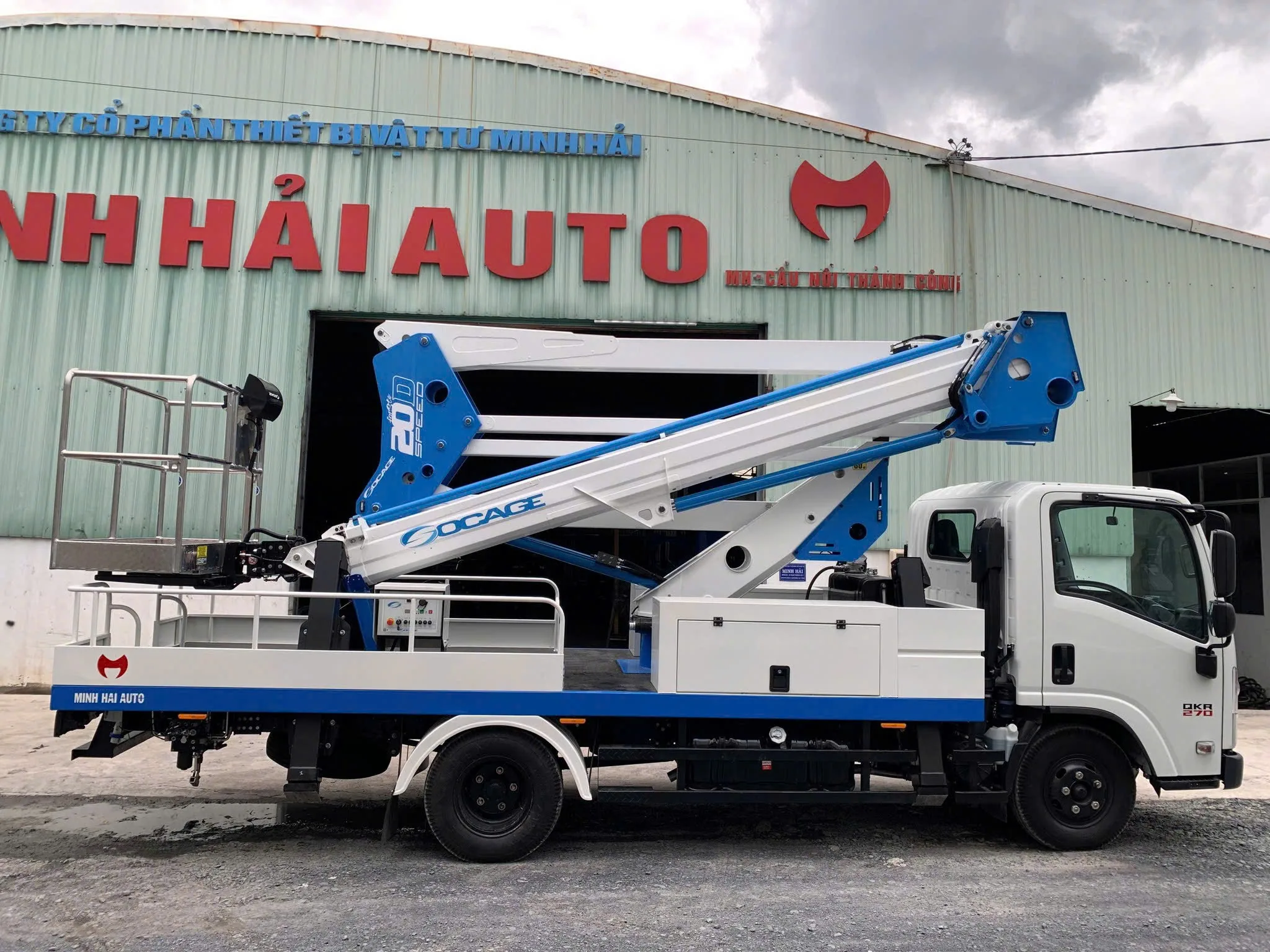 Xe Isuzu gắn bộ nâng người Socage 20D tại Minh Hải Auto