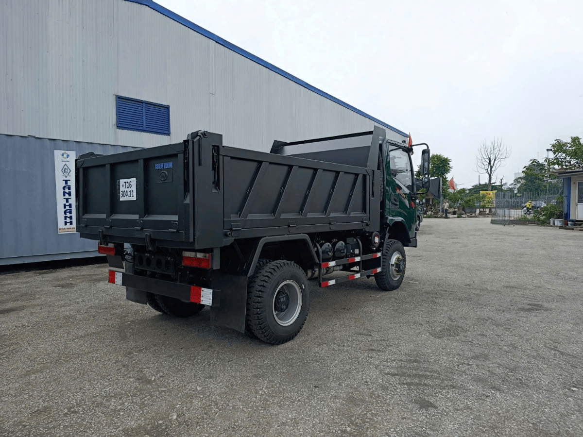 Xe tải ben Chiến Thắng 2 cầu dầu Euro 5 đang nâng ben đổ vật liệu san lấp tại công trường, thể hiện hiệu quả công việc.