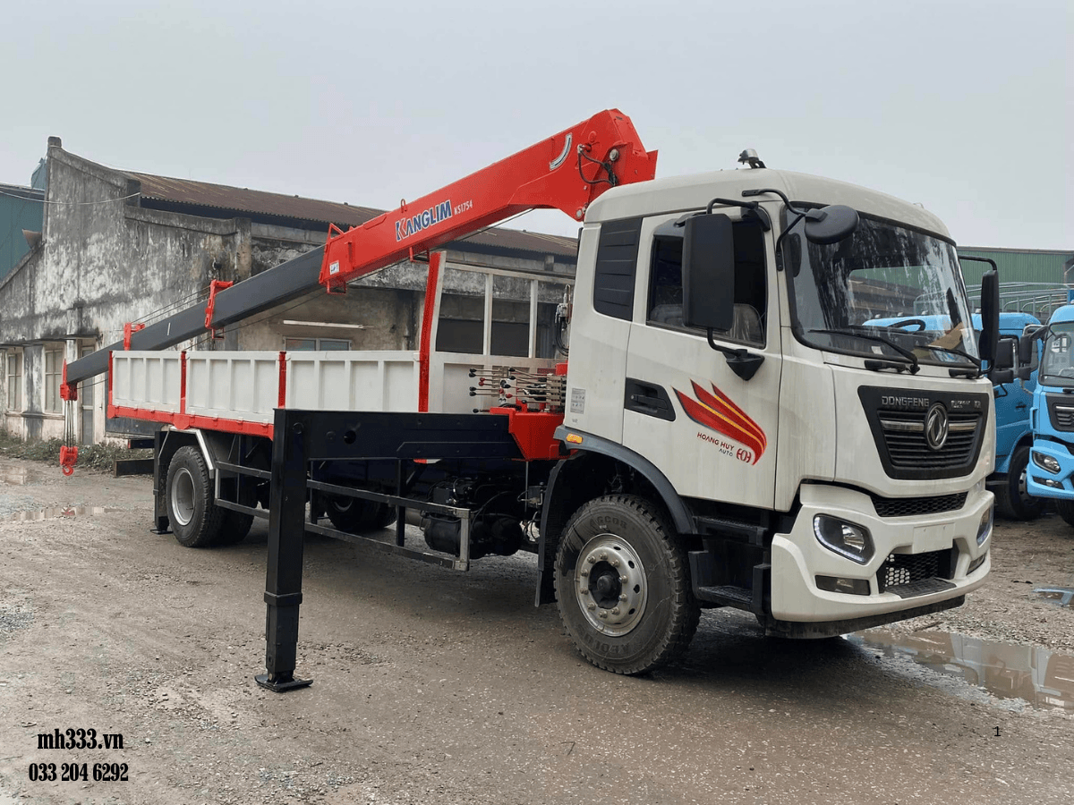 Xe tải cẩu 7 tấn Dongfeng Kanglim đang làm việc tại một công trường xây dựng ở Hà Nội.