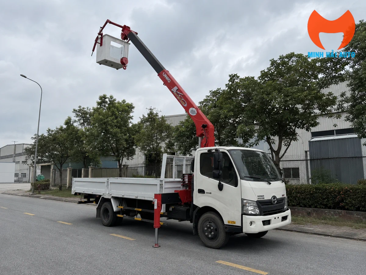 cấu tạo xe tải gắn cẩu có giỏ nâng người