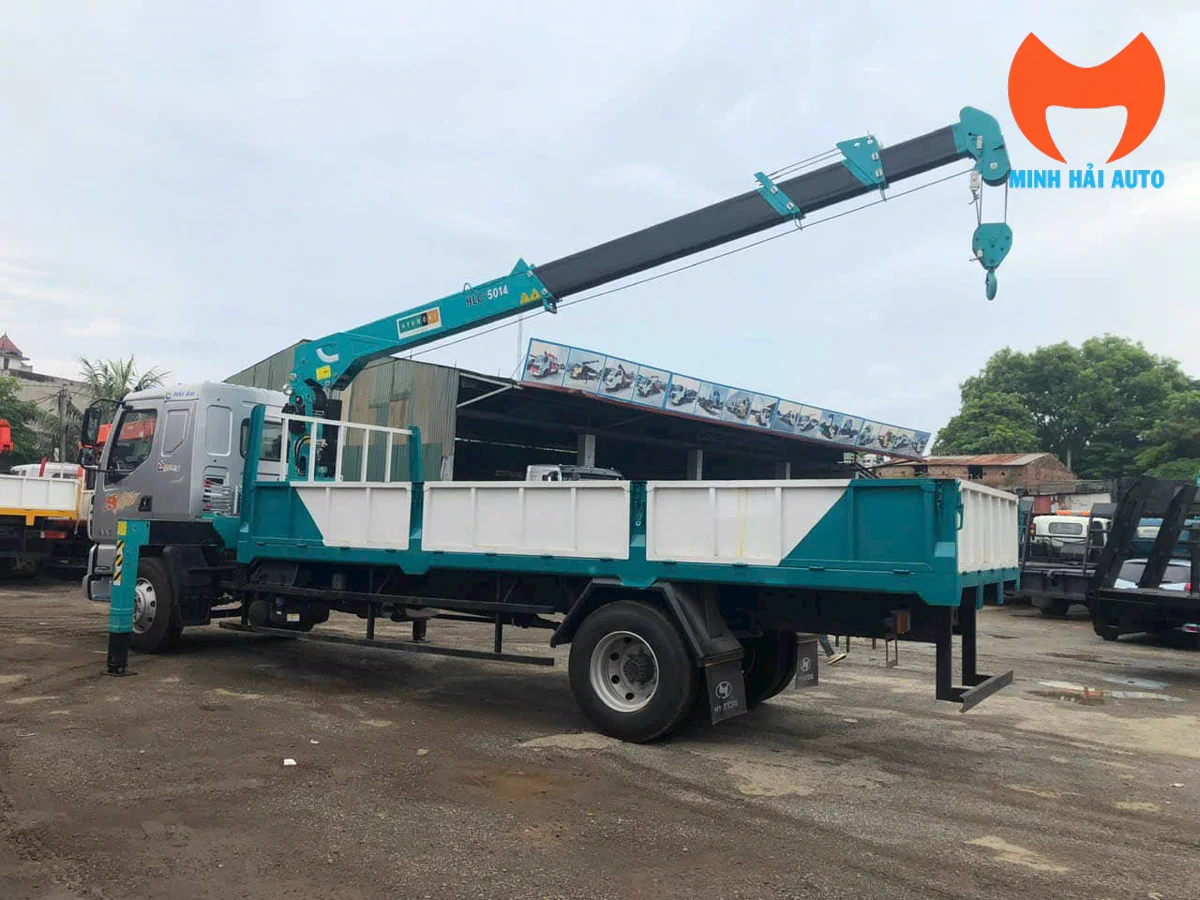 Xe tải Chenglong gắn cẩu vươn cần làm việc
