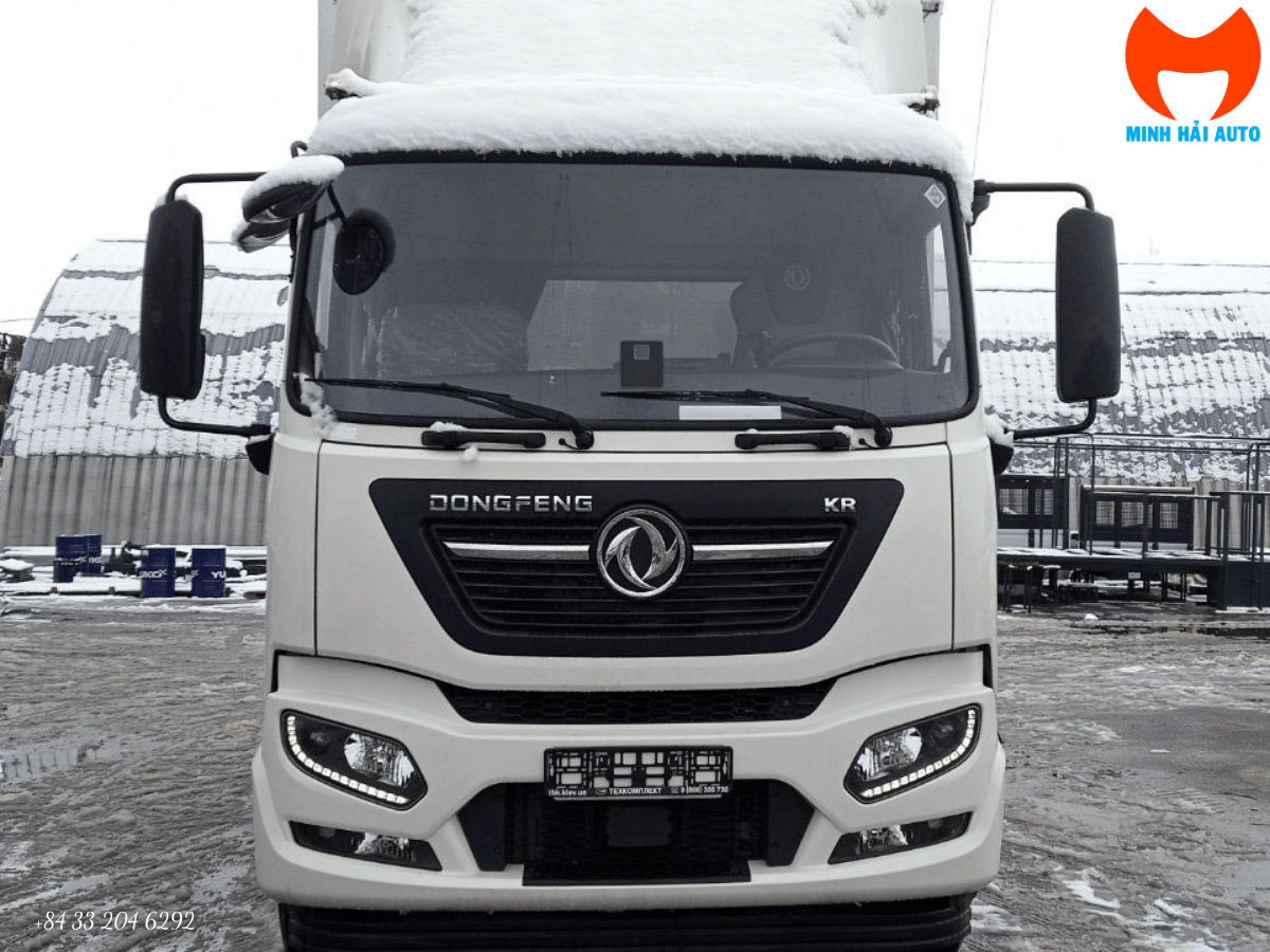 Xe tải đông lạnh Dongfeng DFH1180E3 đang giao hàng tại một trung tâm phân phối.