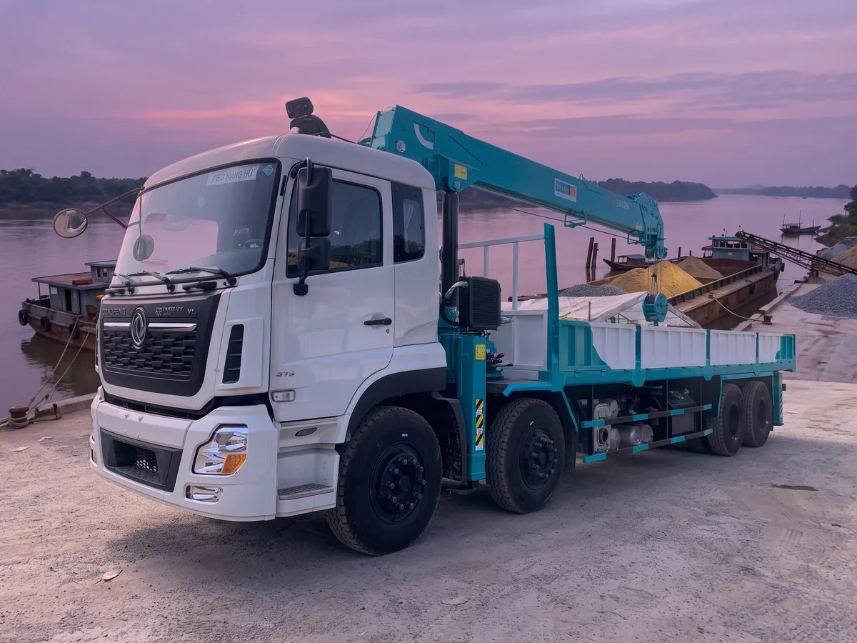 Xe tải Dongfeng bốn chân gắn cẩu Hyundai Everdigm