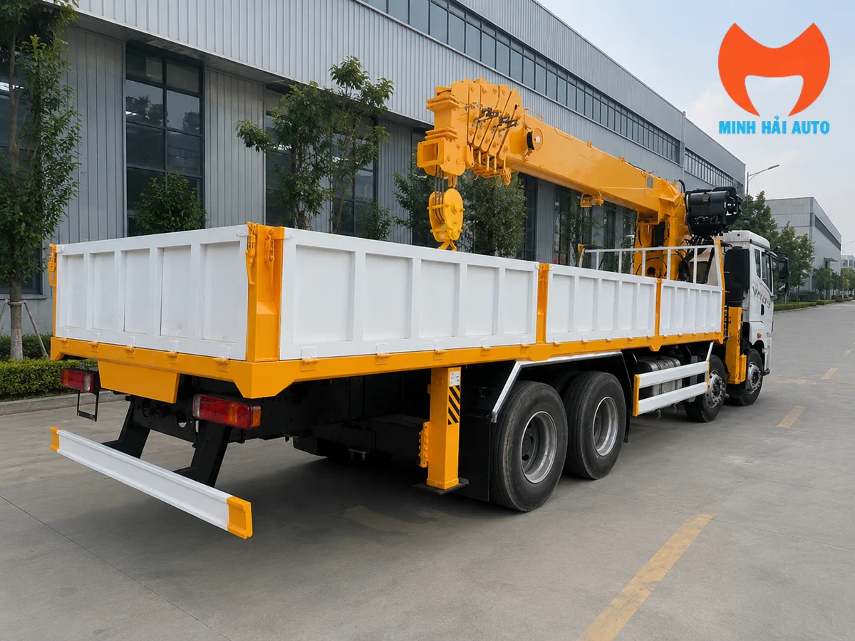 Xe tải FAW JH6 8x4 gắn cẩu Soosan 15 tấn nhìn bên hông