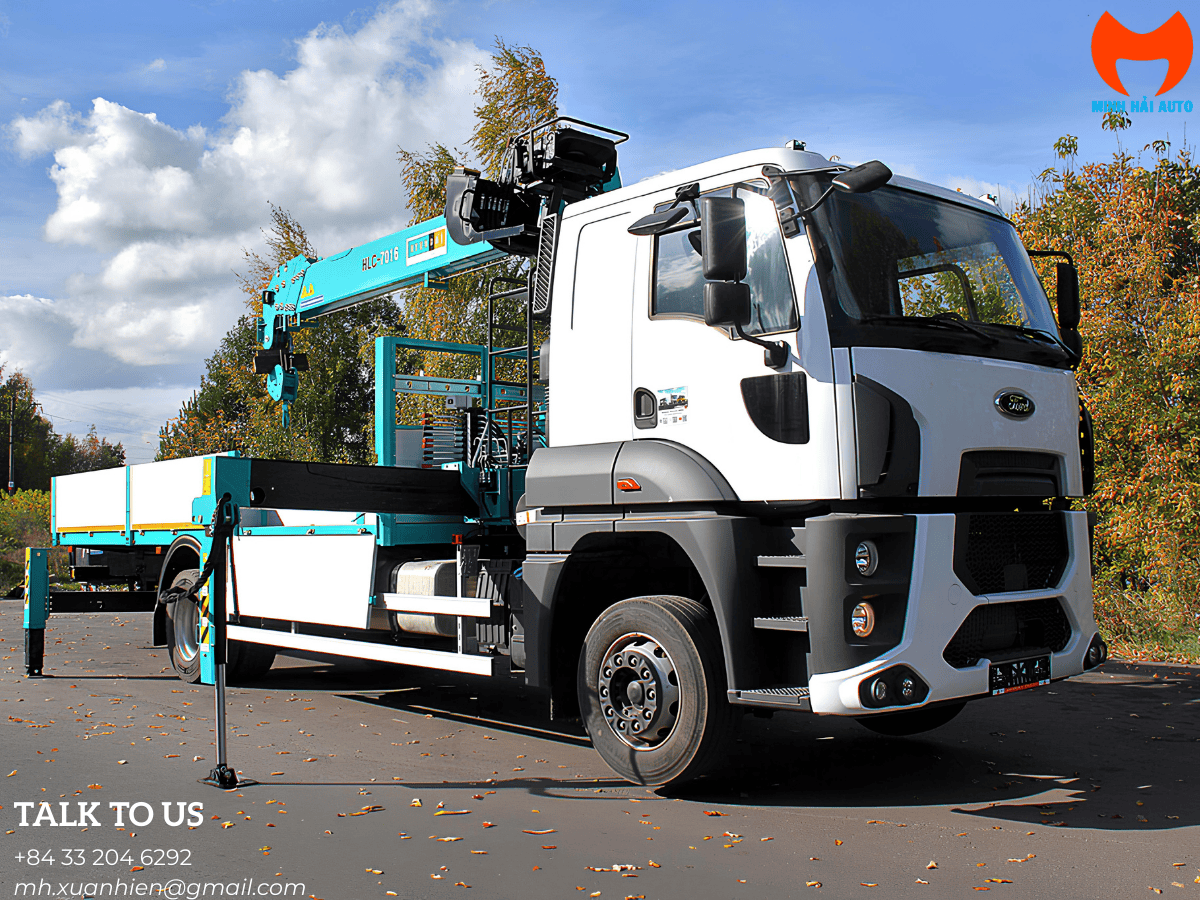Xe tải Ford Cargo 1833 LR gắn cẩu tự hành 6 tấn Hyundai Everdigm HLC-7016 hoàn thiện với thùng lửng tại xưởng Minh Hải Auto.