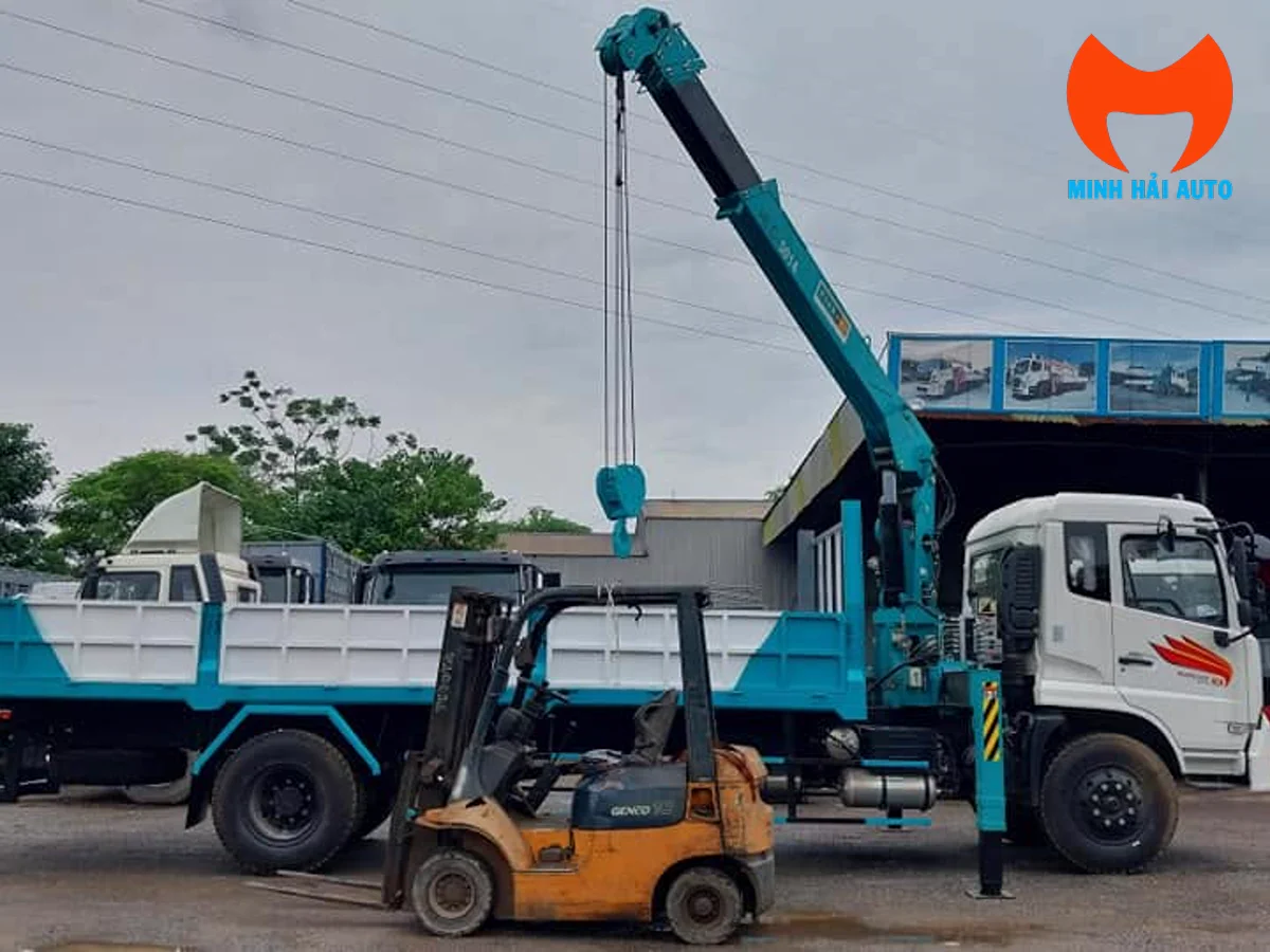 Xe tải gắn cẩu 5 tấn vươn cần cẩu hàng tại bãi
