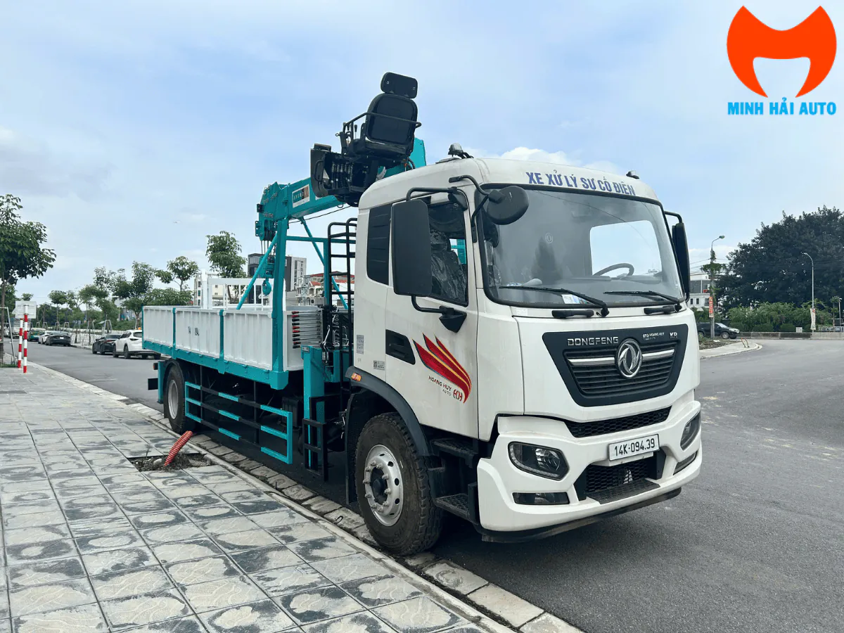 Xe tải Dongfeng gắn cẩu, góc nhìn phía trước