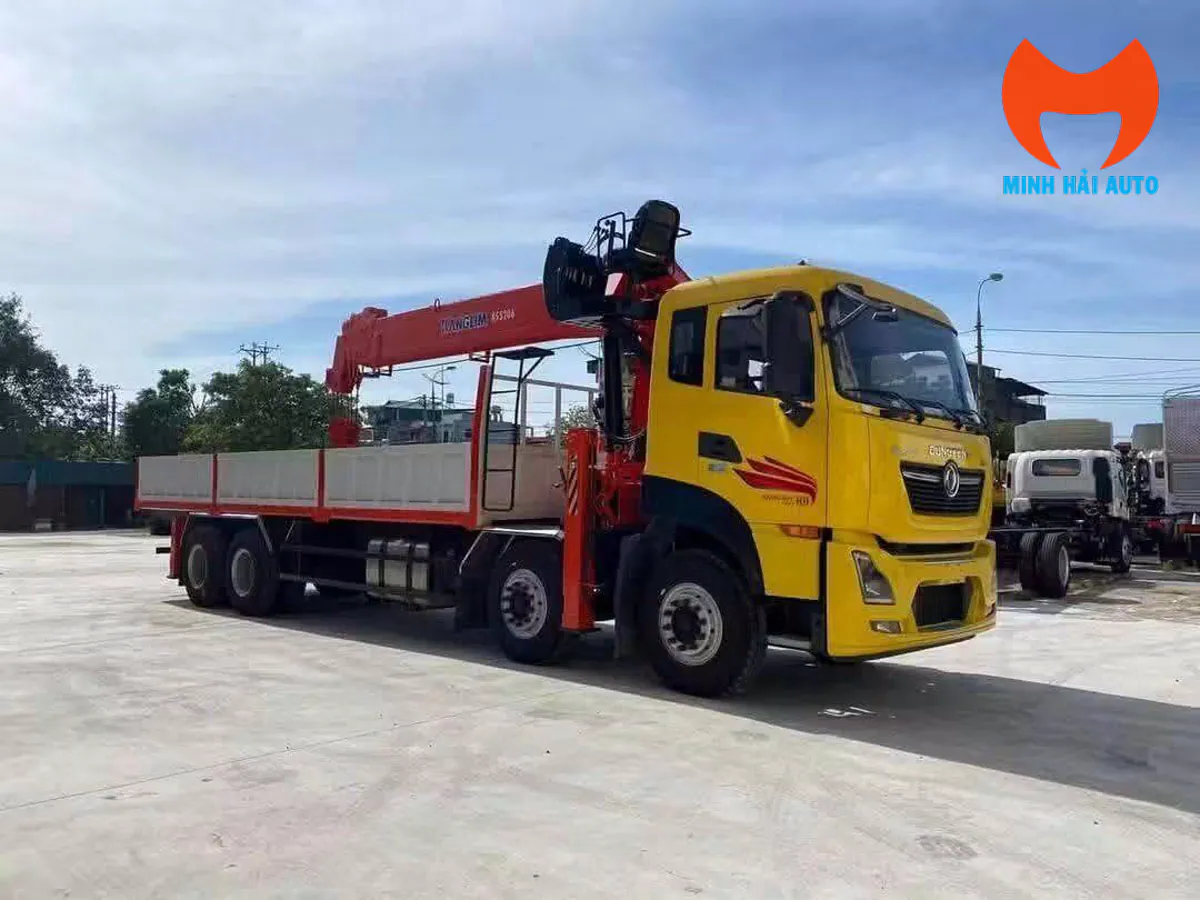 Xe tải gắn cẩu đỏ trên cabin vàng, nhìn chéo phía trước bên phải