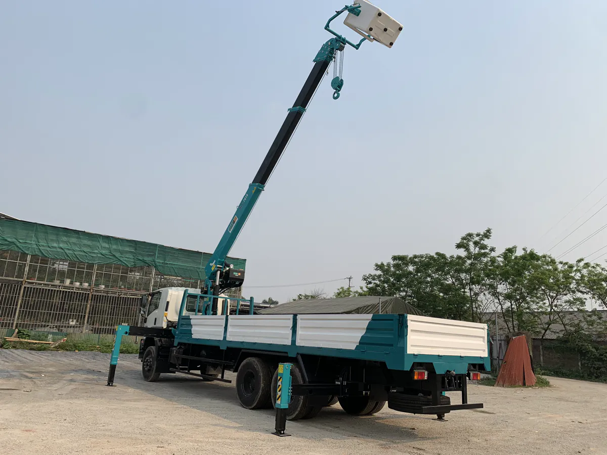 Xe tải gắn cẩu cần thẳng vươn cần tại bãi