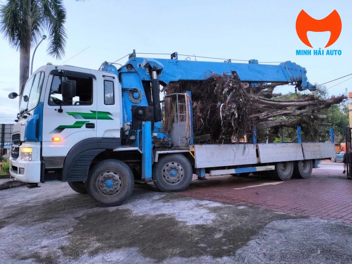 Xe tải gắn cẩu chở gỗ phục vụ công trình Xe tải gắn cẩu chở gỗ phục vụ công trình