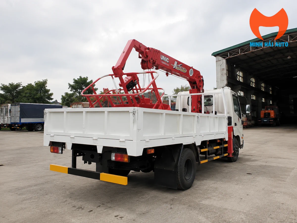 xe tải cẩu nâng người Hino có rổ nâng người