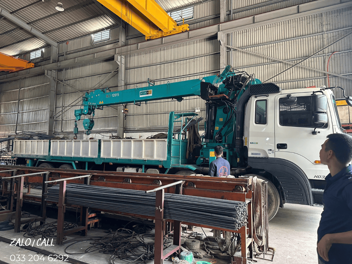 Xe tải gắn cẩu đang được hoán cải tại Minh Hải