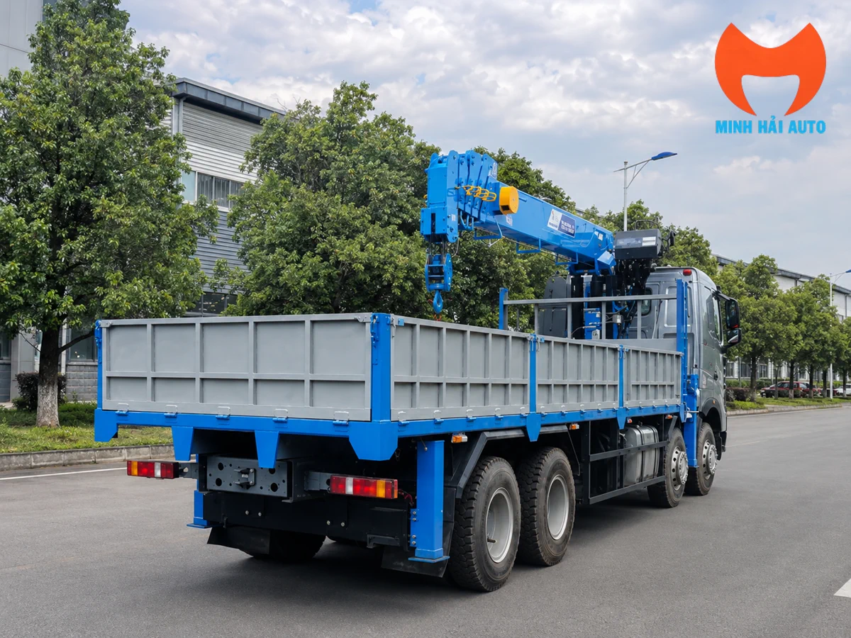 Xe tải gắn cẩu Dongyang 10 tấn Hàn Quốc nhìn từ phía sau