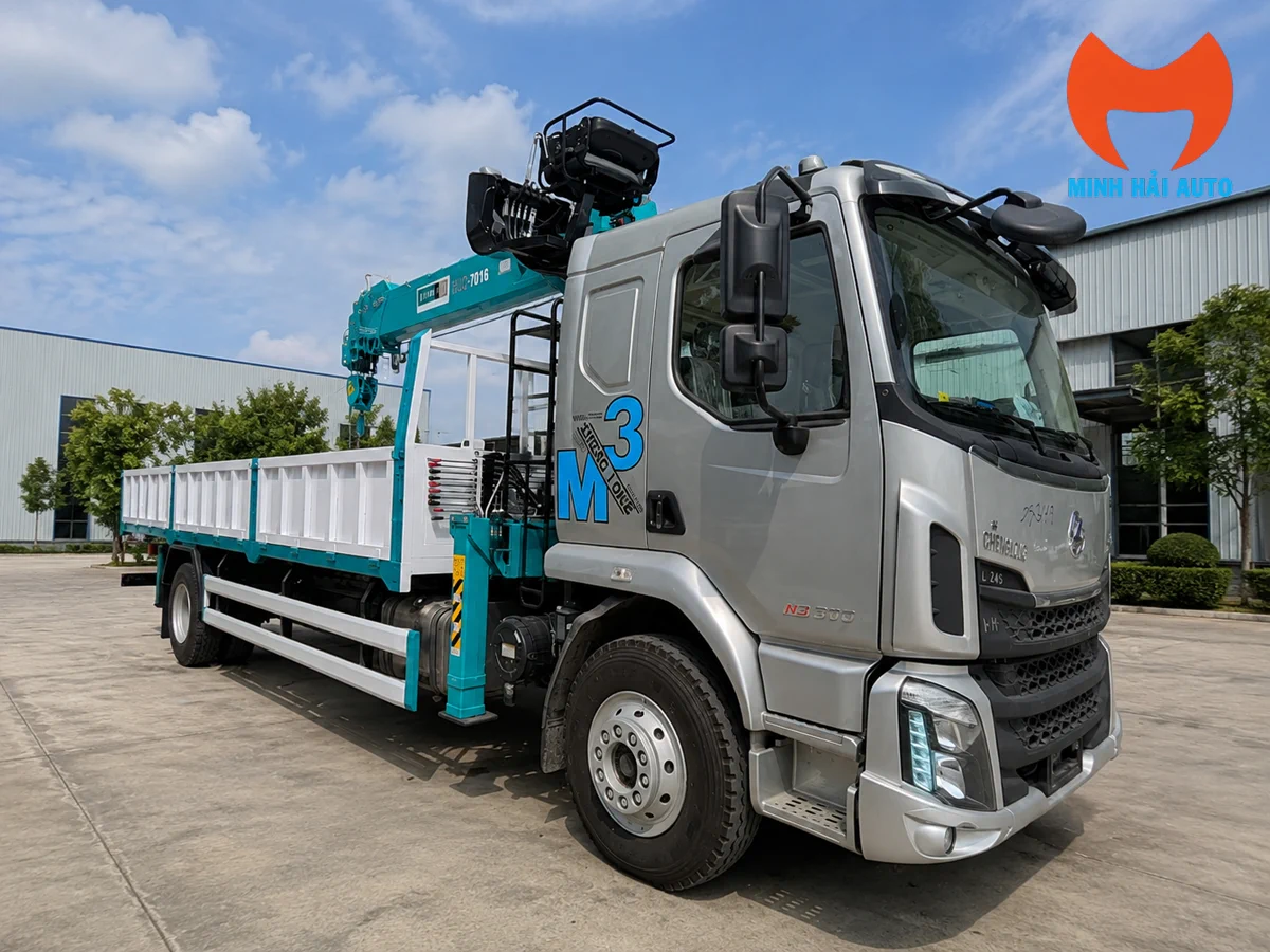 Xe tải gắn cẩu HLC-7016 6 tấn Chenglong M3 tại bãi xe
