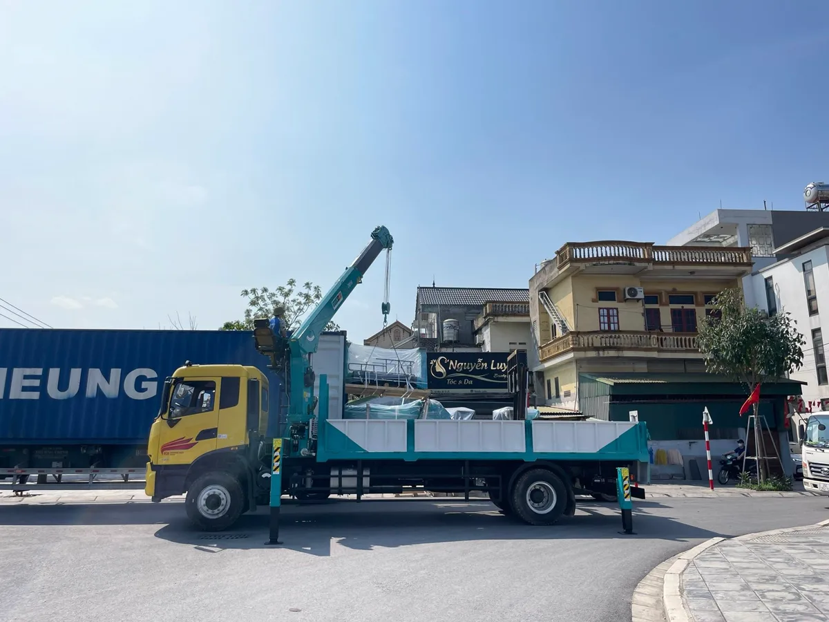 Xe tải gắn cẩu Hyundai Everdigm mở chân chống khi bốc dỡ hàng