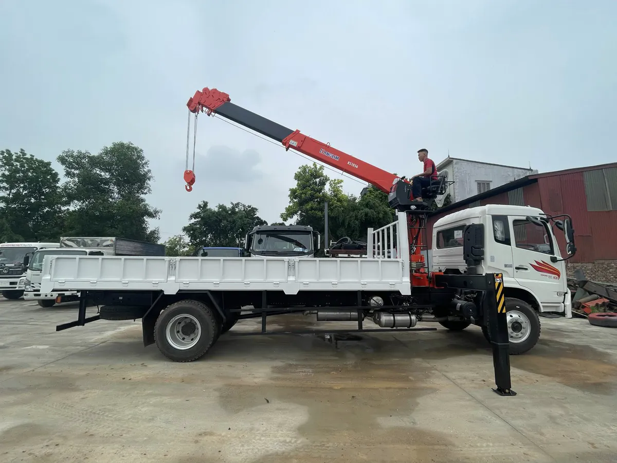 Xe tải lắp cẩu Kanglim triển khai chân chống