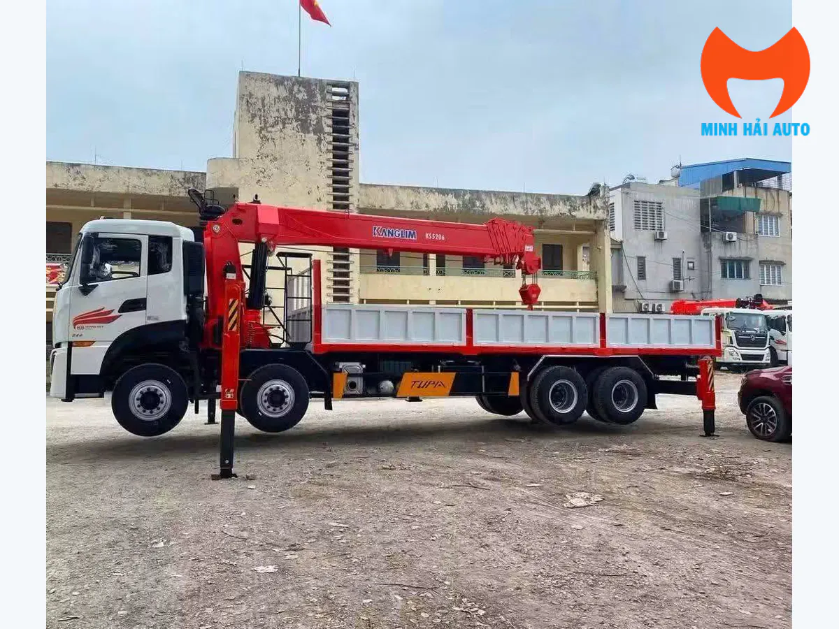 Xe tải cabin trắng gắn cẩu đỏ nhìn ngang, chân chống đang triển khai