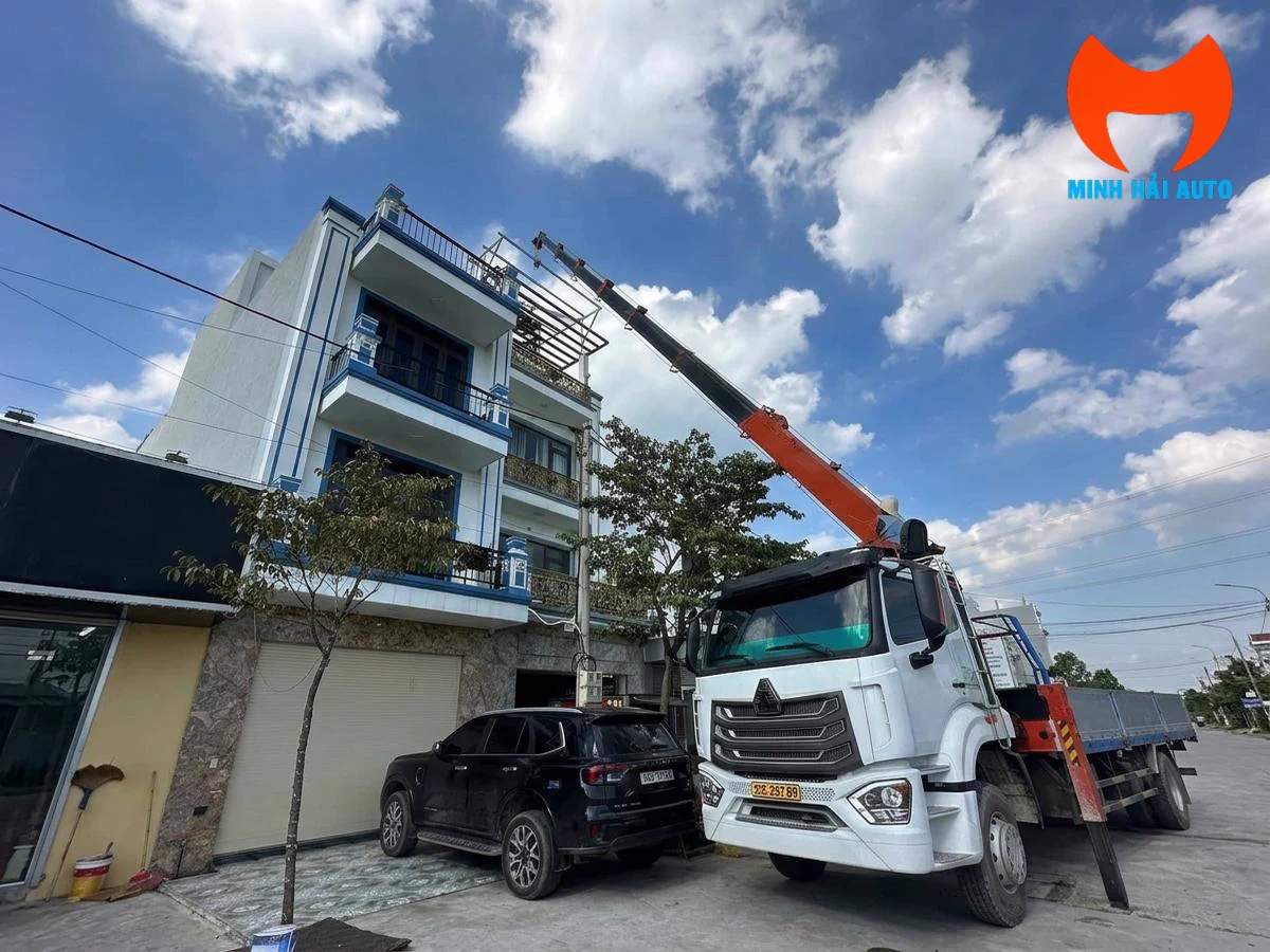 Xe tải gắn cẩu thi công nhà dân có mặt bằng hẹp