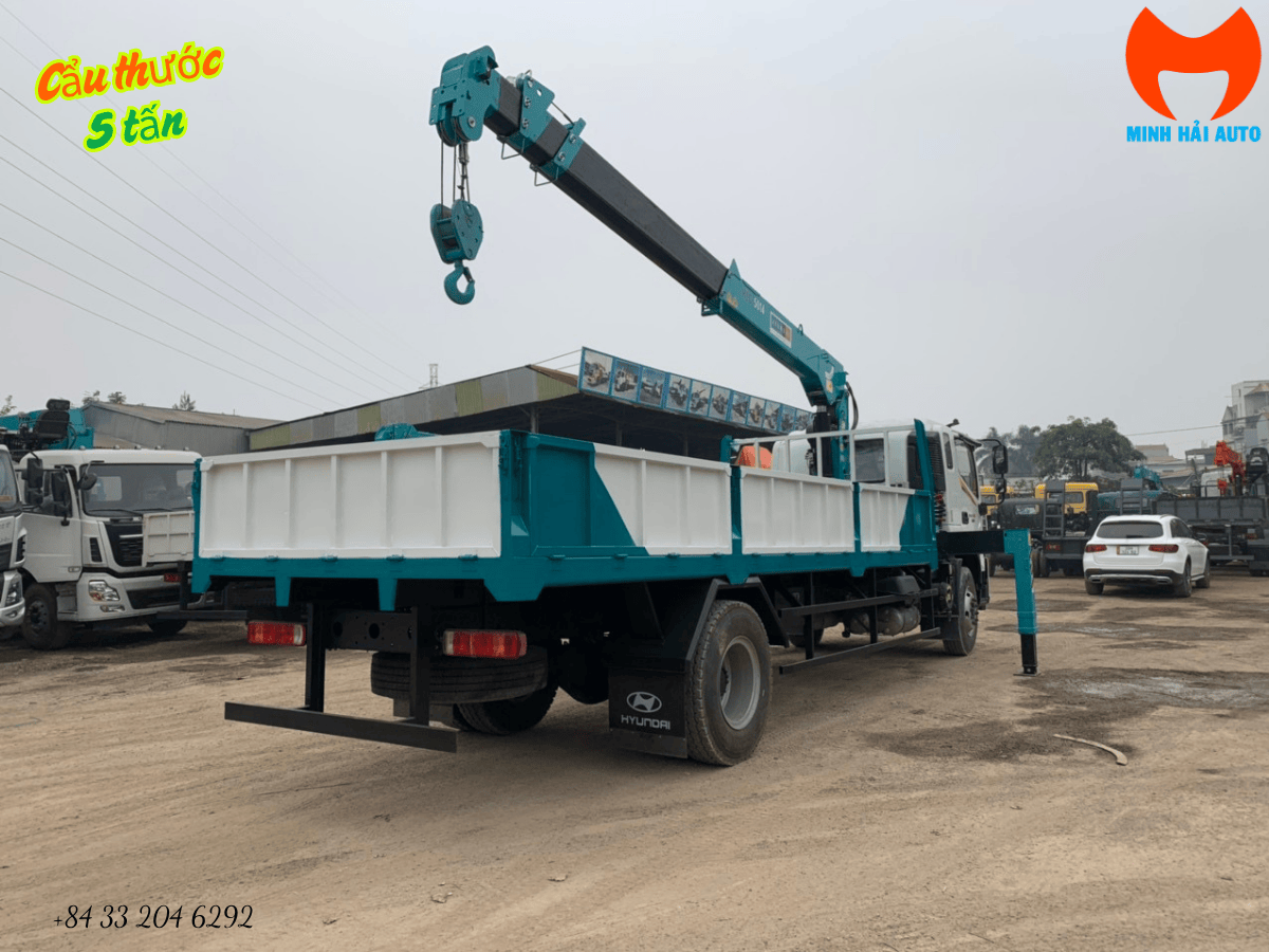 Xe tải gắn cẩu tự hành 5 tấn đang thi công dựng cột điện.