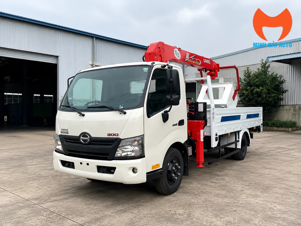 Xe tải gắn cẩu UNIC có giỏ nâng Xe tải gắn cẩu UNIC có giỏ nâng và thùng lửng chở hàng