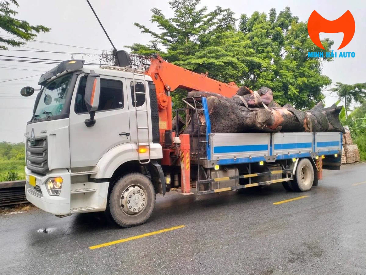 Xe tải gắn cẩu vận chuyển gỗ thường xuyên Xe tải gắn cẩu vận chuyển gỗ thường xuyên