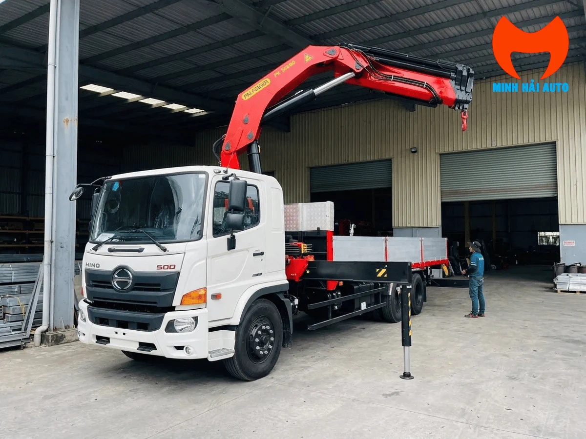 Xe tải Hino FM lắp cẩu Palfinger PK 32080-C remote trong xưởng