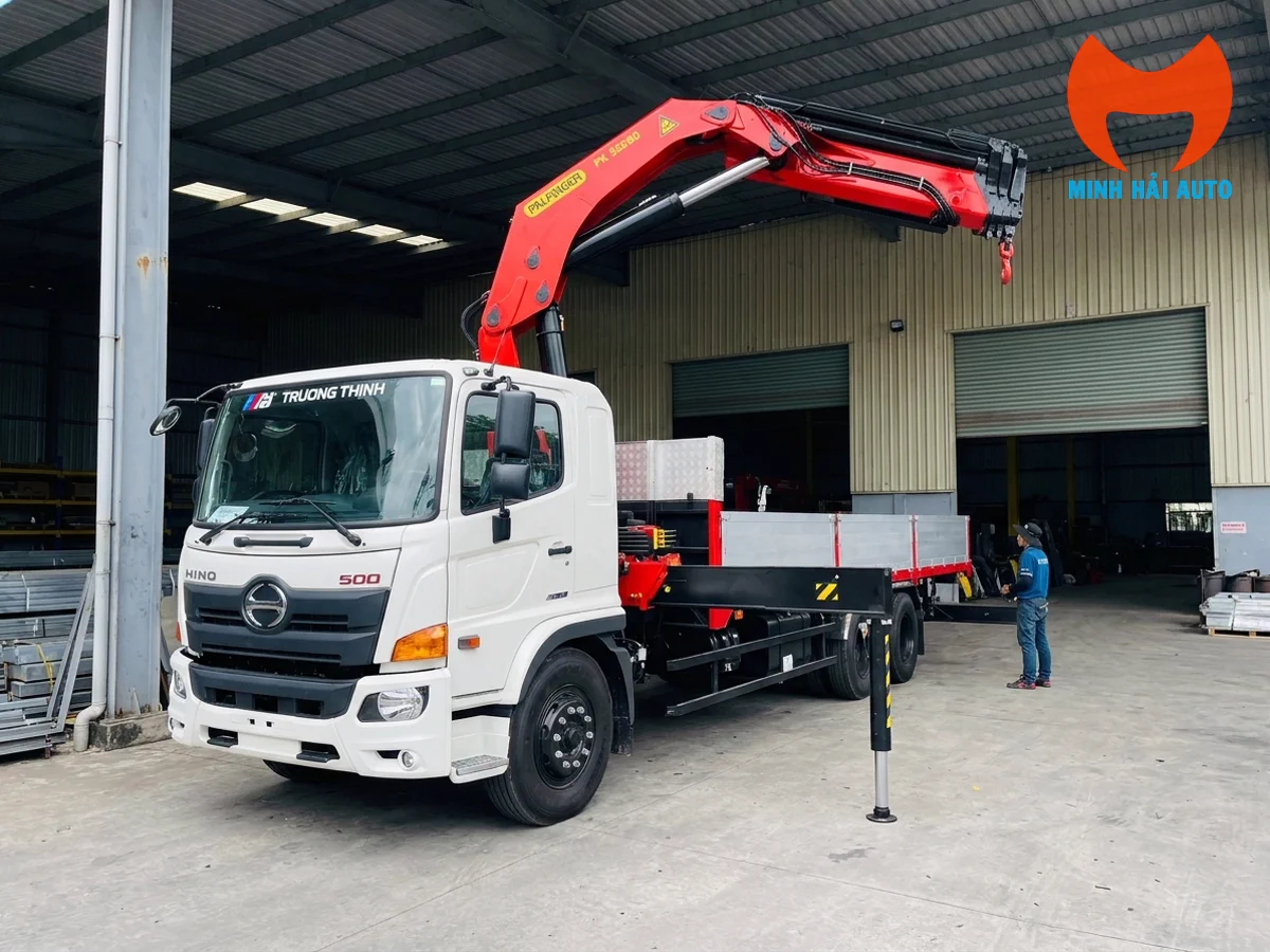 Xe tải Hino FM lắp cẩu Palfinger PK 32080-C remote trong xưởng