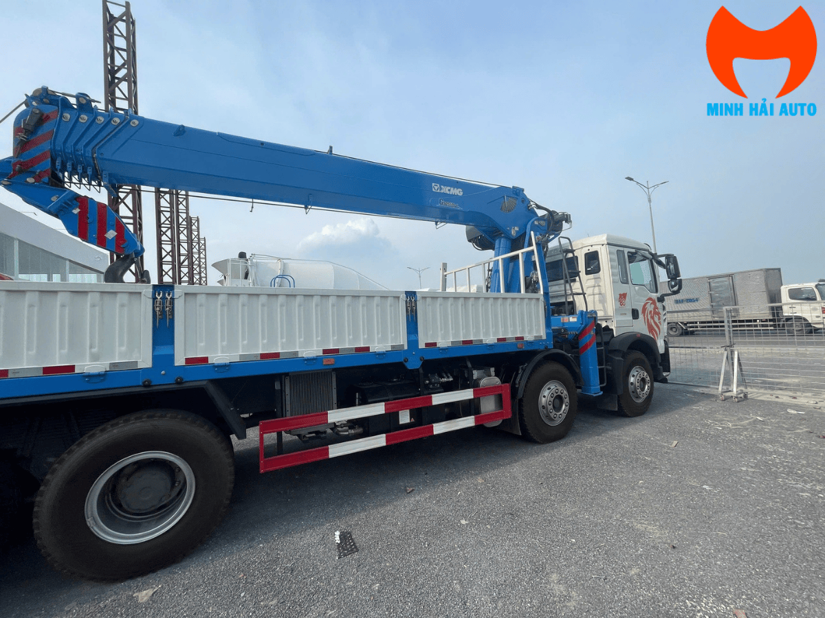 Xe Tải Howo 4 Chân Gắn Cẩu XCMG SQS500-6 (20 Tấn)