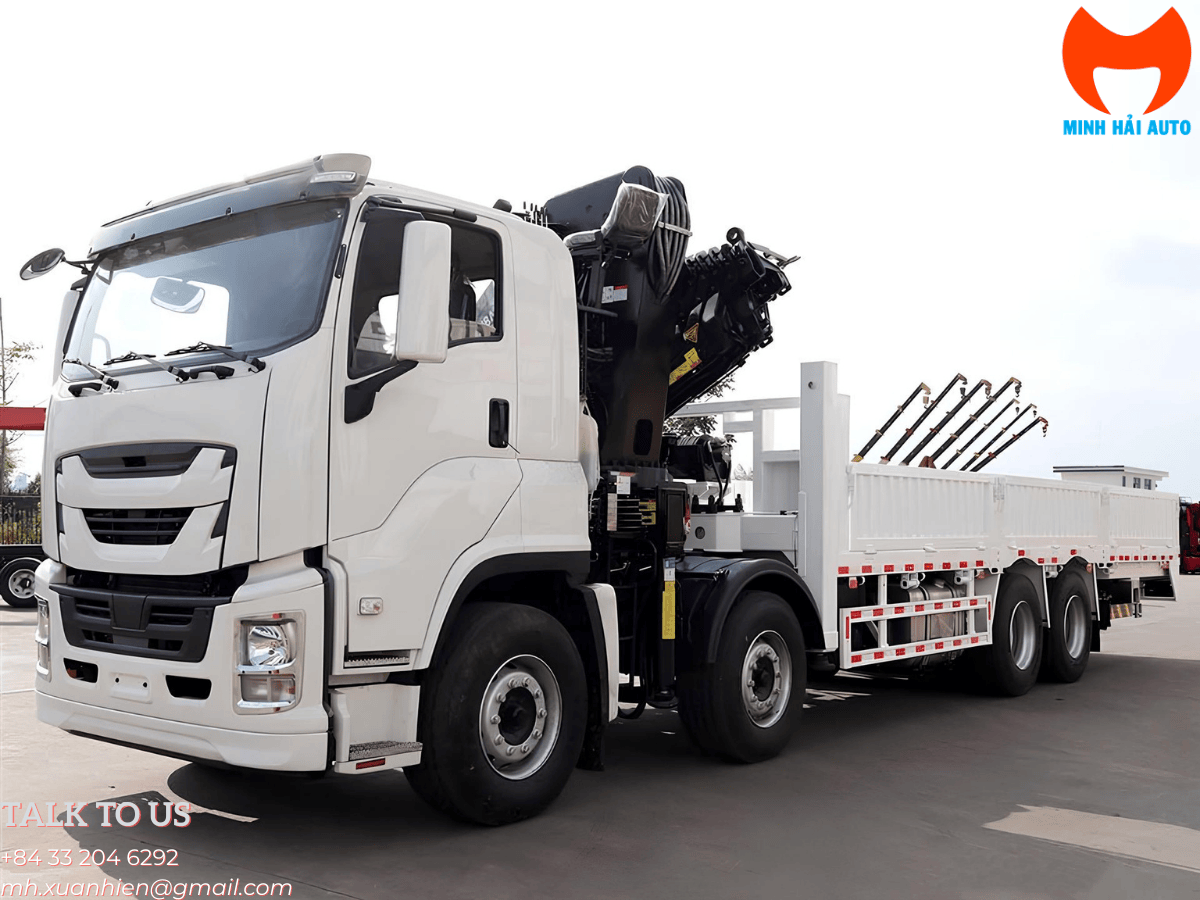 Xe tải Isuzu Giga 8x4 gắn cẩu Palfinger 20 tấn đang vận hành nâng hạ hàng tại công trường.