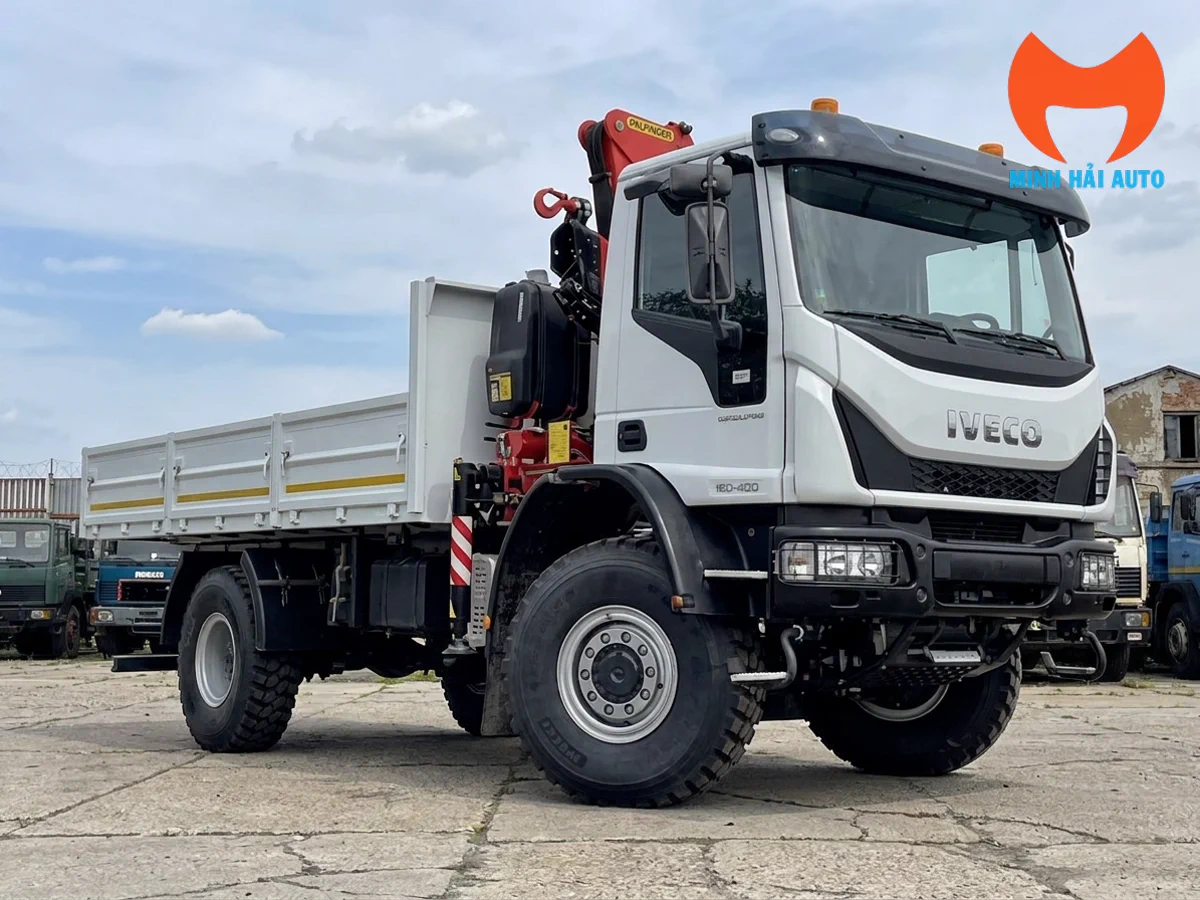 Xe tải Iveco 4WD gắn cẩu Fassi thùng lửng 4m9
